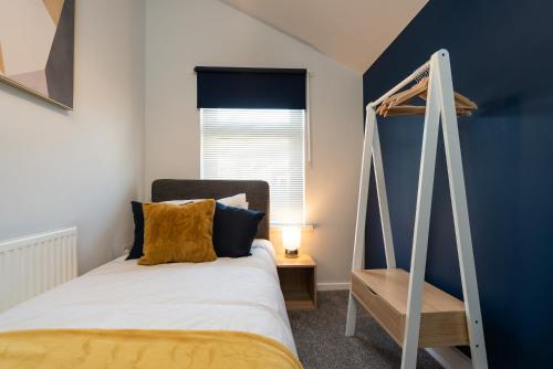 Tempat tidur dalam kamar di Stylish 3Bed House in Hull - sleeps 5