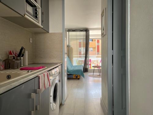 - une cuisine avec lave-linge et sèche-linge dans la chambre dans l'établissement Le Mistral - Studio cabine terrasse à Palavas, à Palavas-les-Flots