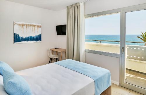 1 dormitorio con cama y vistas al océano en URH Excelsior, en Lloret de Mar