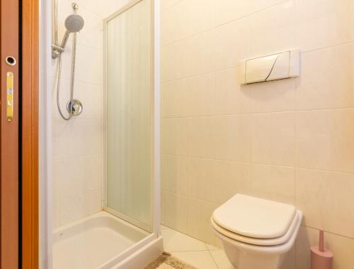 ein Bad mit einem WC und einer Dusche in der Unterkunft Casa Carlyta - Vicino Ospedale San Raffaele e Metro M2 in Vimodrone