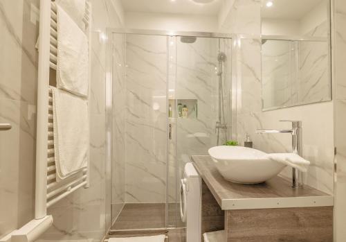y baño con lavabo y ducha acristalada. en Perimar Luxury Apartments and Rooms Split Center, en Split