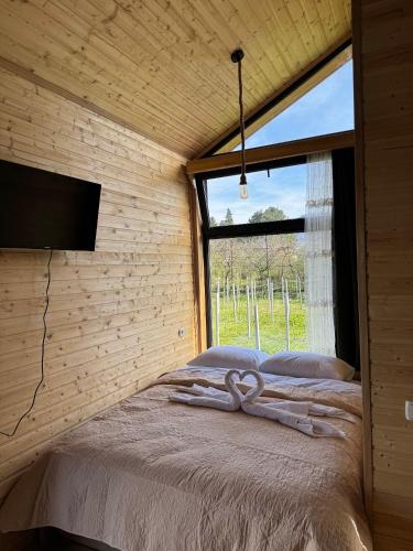 Orion Cottage في باتومي: سرير في غرفة مع نافذة