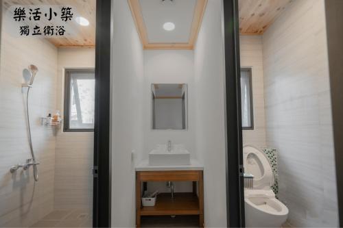 a bathroom with a sink and a toilet at 江山樂活Lohas in Puli