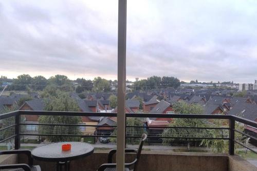 Un balcón o terraza de Cómodo Departamento
