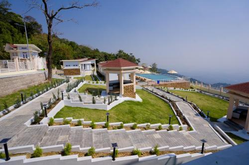 uma villa com um jardim e um resort em Mawseintyllang Resort em Shillong