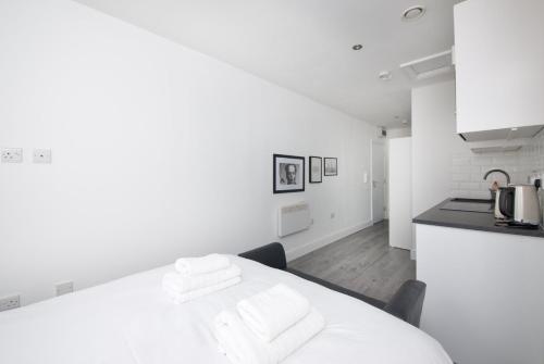 Кровать или кровати в номере GuestReady - Monochromatic Retreat