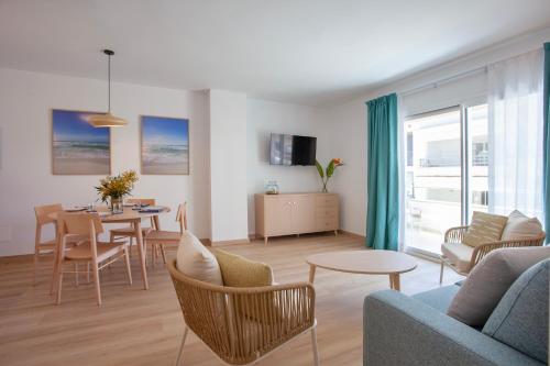 een woonkamer met een bank en een tafel bij Apartaments Edificio Puerto in Colonia Sant Jordi