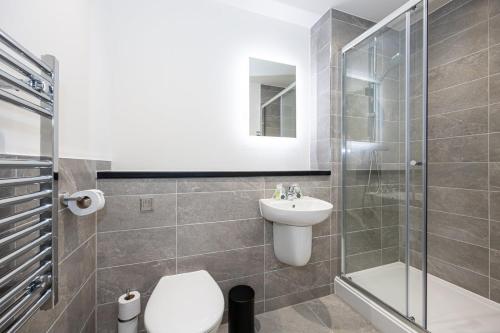 a bathroom with a toilet and a sink and a shower at GuestReady - Estúdio deslumbrante em Liverpool in Liverpool