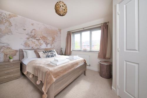 1 dormitorio con cama y ventana en GuestReady - Humble Abode by Anfield Stadium en Liverpool