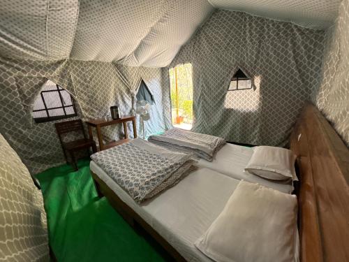 Tempat tidur dalam kamar di Camp High 5 Jayalgarh (Near Devprayag) by Himalayan Eco Lodges