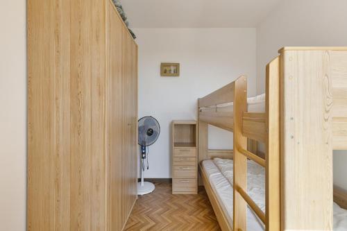 a room with two bunk beds and a fan at Zeebries 0505 e5 in Wenduine