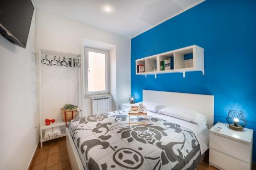 a bedroom with blue walls and a bed at Casa Gioia in Terracina