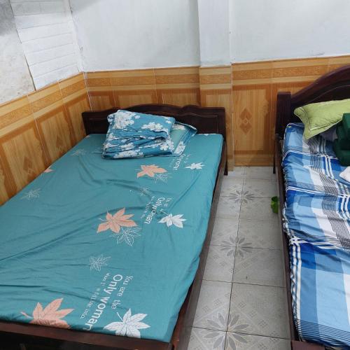 Een bed of bedden in een kamer bij Nhà trọ 3p khép kín. Trong đo 2p có 2 giường đơn (ko điều hòa)và 1 p giường đôi có điều hòa . ĐT 0962234267