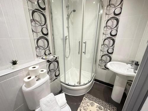 A bathroom at Stylish 2 Bedroom Apartment Central London