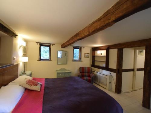 a bedroom with a large bed in a room at 2 Bed in Bewdley CC090 in Bayton