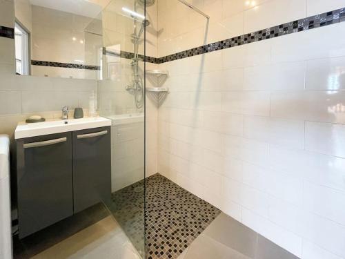 une salle de bain avec une douche en verre et un lavabo dans l'établissement Le monteverdi, à Beausoleil
