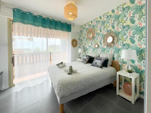 - une chambre avec un lit dans une pièce avec un mur dans l'établissement Le monteverdi, à Beausoleil