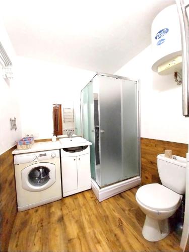 Un baño con lavadora y un inodoro. en 2кімнатна в Центрі Госпіталь Вокзал Мечнікова все поруч, en Dnipro