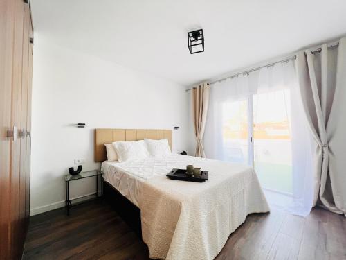 Postel nebo postele na pokoji v ubytování PaulMarie Apartment in Colina Blanca