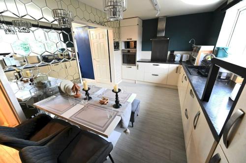 Nhà bếp/bếp nhỏ tại Stylish home in Warwick with parking & EV charger
