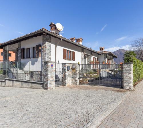 una casa blanca con una valla delante en Moonlight, en Cannobio