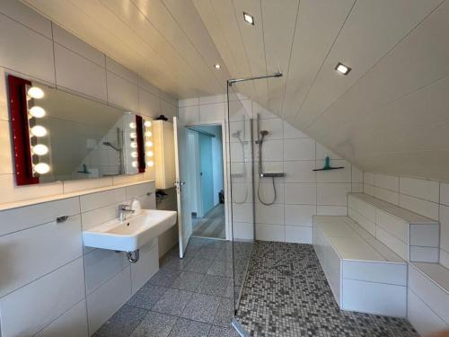 Ένα μπάνιο στο Savoir Vivre Modern retreat