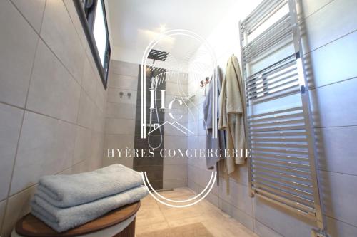 Villa prestigieuse « Bellezza » By HC في كاركيران: حمام مع نافذة وكمية من المناشف