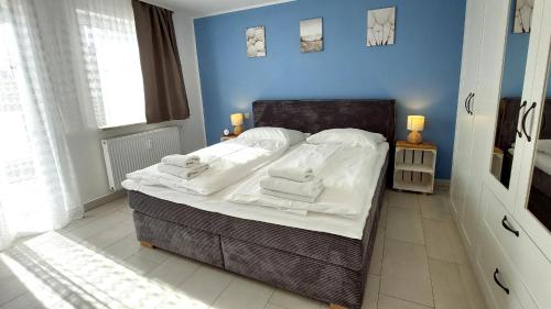 ビンツにあるVilla Seerose by Rujanaのベッドルーム1室(白いシーツとタオル付きのベッド1台付)