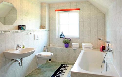 a bathroom with a sink and a toilet and a tub at Beautiful Home In Verchen With Wifi in Verchen