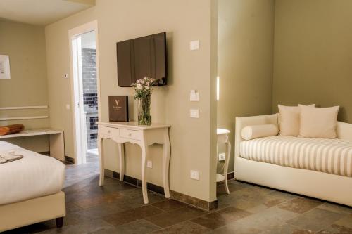 a bedroom with a bed and a tv on a wall at Le Ali Del Frassino in Peschiera del Garda