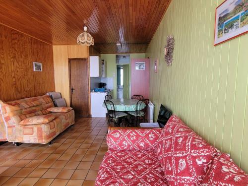 un salon avec un canapé et une table dans l'établissement Studio cosy 4 pers. à Saint-Michel-de-Chaillol - Terrasse sud, animaux admis - FR-1-393-57, à Saint-Michel-de-Chaillol