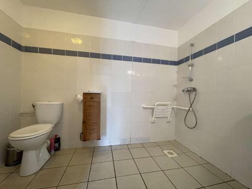 La salle de bains est pourvue d'une douche et de toilettes. dans l'établissement Appartement Vallon-Pont-d'Arc, 3 pièces, 6 personnes - FR-1-382-54, à Vallon-Pont-dʼArc