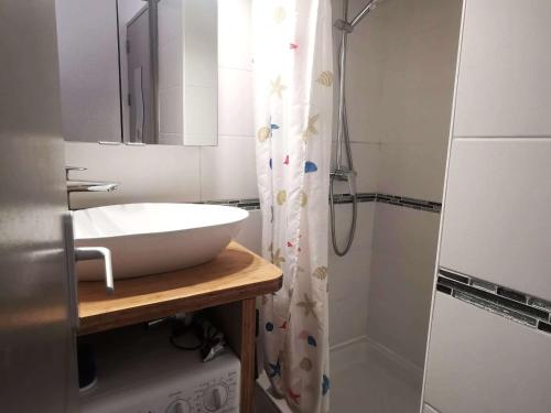 une salle de bain avec un lavabo et une douche dans l'établissement T2 RENOVE, CLIM, WI-FI, PISCINE, TENNIS, PARKING PRIVÉ À 100M PLAGE ROQUILLE - FR-1-607-20, au Cap d'Agde