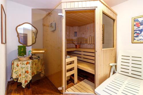 een kleine badkamer met een douche en een spiegel bij Villa Formaga - relax and view lake - Happy Rentals in Gargnano