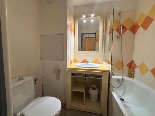 une salle de bain avec des toilettes blanches et un lavabo dans l'établissement Studio Cabine à Cannes la Bocca avec Piscines et Proche Plage - FR-1-609-33, à Cannes