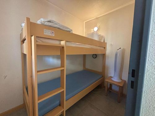 un lit superposé dans une petite pièce avec une échelle dans l'établissement Studio Cabine à Cannes la Bocca avec Piscines et Proche Plage - FR-1-609-33, à Cannes