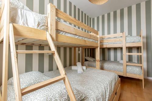 2 beliches num quarto com 2 terços de cama em Apartamento Himalaya em Sierra Nevada