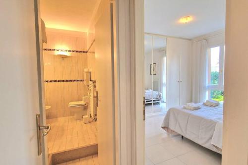 バルドリーノにあるAppartamento Li.da.feのベッドルーム1室(ベッド1台付)、バスルーム(トイレ付)