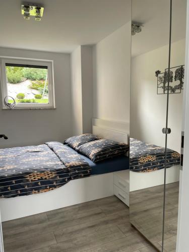 a bedroom with two beds and a window at Apartament Łąkowa z tarasem in Brodnica