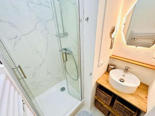 une salle de bain avec douche et lavabo dans l'établissement Appartement avec Vue Mer, Climatisation et Cuisine Équipée - Le Lavandou - FR-1-308-158, au Lavandou