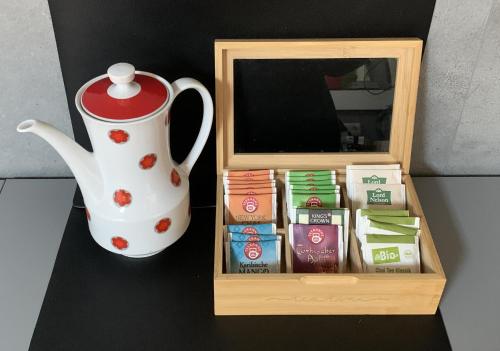 caja de madera con set de té y hervidor de agua. en Mittendrin en Jesberg