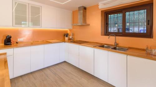 Kuchyňa alebo kuchynka v ubytovaní Villa Infinity Torrox by Ruralidays