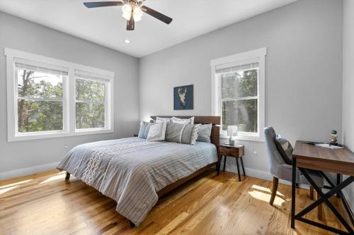 En eller flere senge i et værelse på Mountain Views, HotTub, Minutes to Downtown!