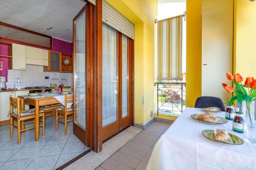 una cocina con una mesa con platos de comida. en Magnolia Sirmione - Happy Rentals, en Sirmione