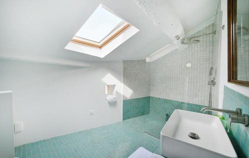 baño con lavabo y tragaluz en Lovely Home In Lussan With Outdoor Swimming Pool, en Lussan