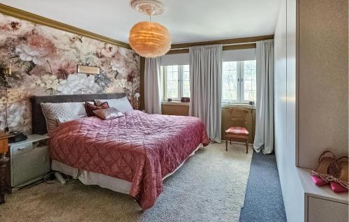 1 dormitorio con 1 cama con edredón morado en Beautiful Home In Porsgrunn With House A Panoramic View, en Porsgrunn