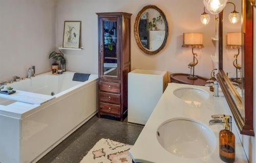 Ένα μπάνιο στο 5 Bedroom Beautiful Home In Porsgrunn