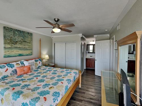 1 dormitorio con 1 cama y ventilador de techo en Happy Place, en Mustang Beach