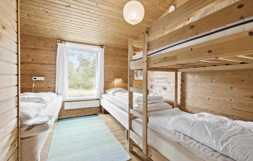 2 beliches num quarto de madeira com uma janela em Cozy Home In Ebeltoft With Kitchen em Ebeltoft