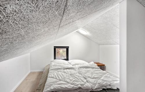 En eller flere senge i et værelse på Gorgeous Home In Millinge With House Sea View